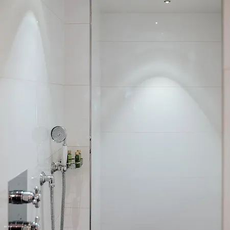 & Le Bouclier D'or Отель 4*