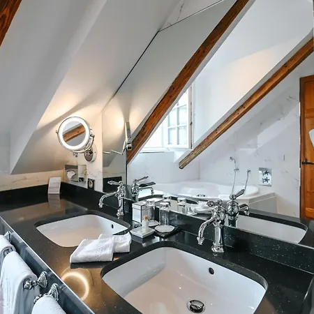 & Le Bouclier D'or 4*