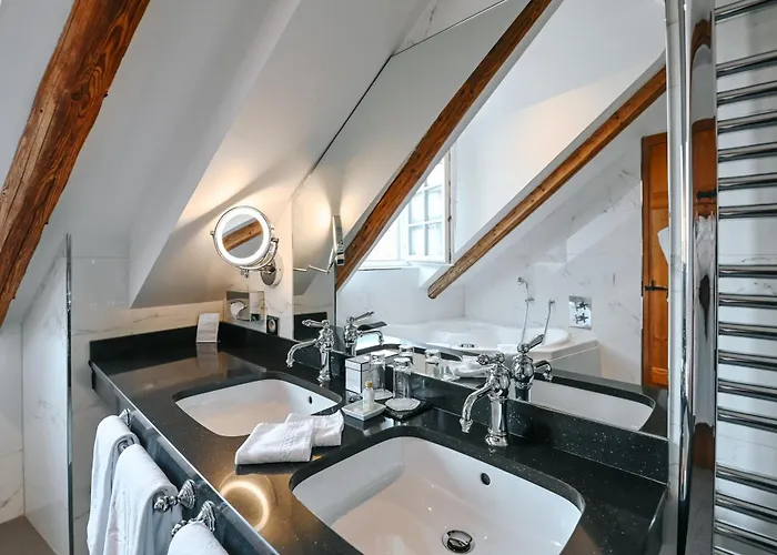 & Le Bouclier D'or 4*