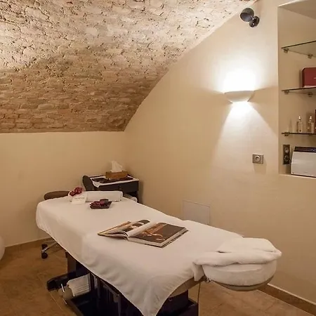 & Le Bouclier D'or 4*