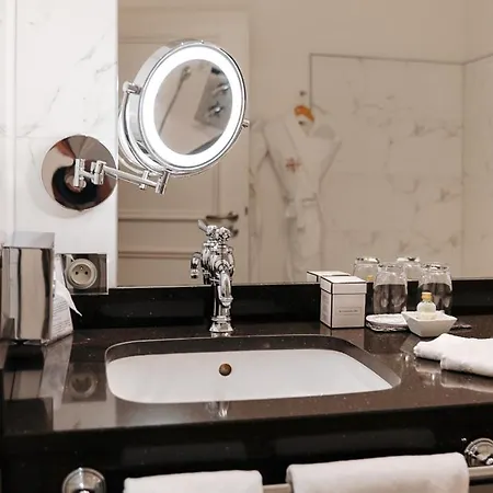 & Le Bouclier D'or Hotel Strasburg