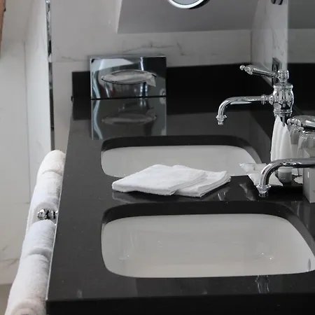 & Le Bouclier D'or 4*